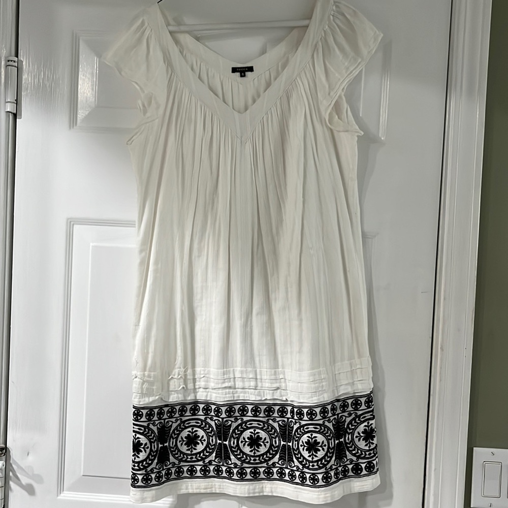 Tocca size 6 white cotton dress w blk embroidery at the bottom